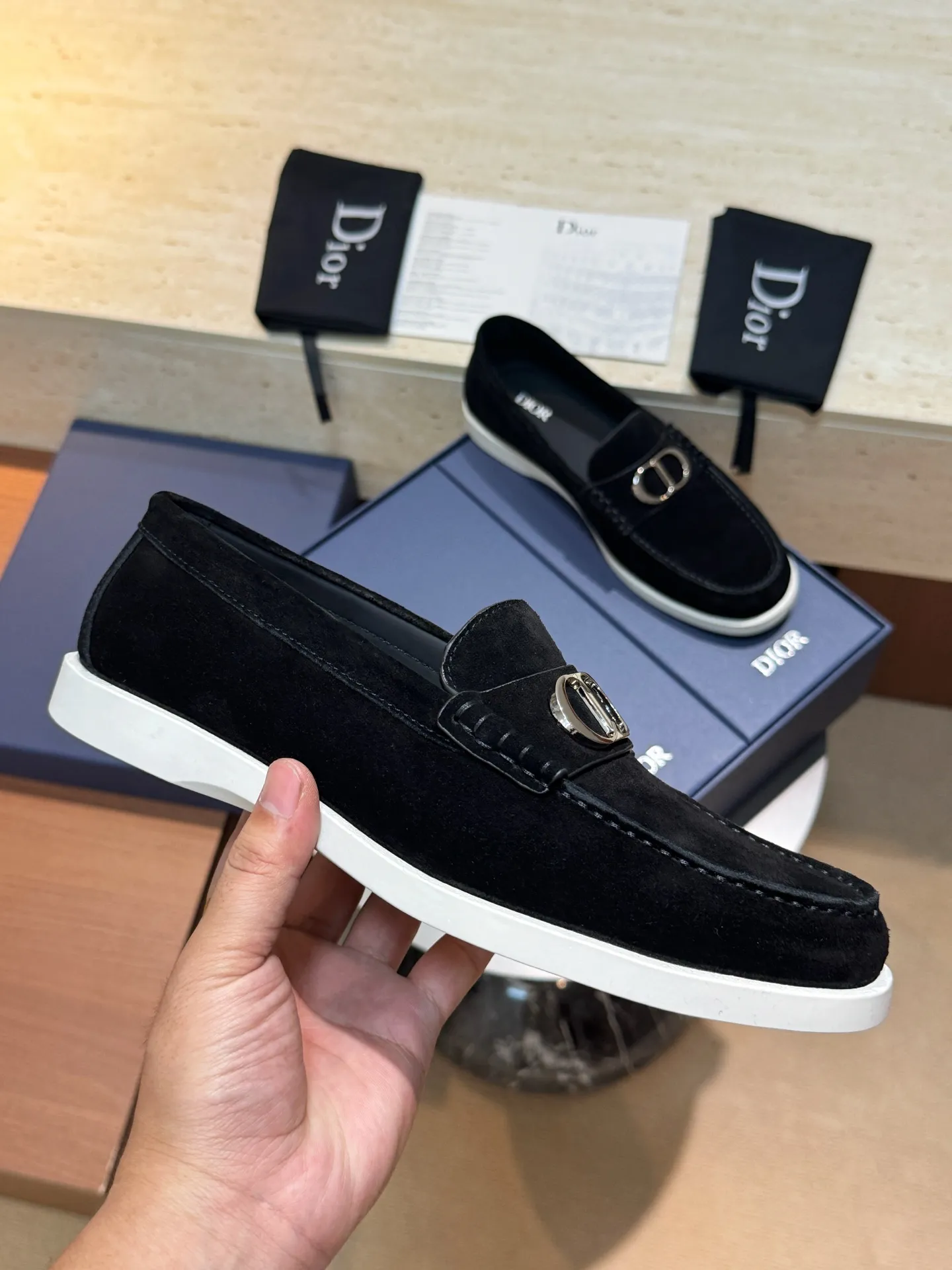 Factory price: 420💰Dior*Granville men's lace-up casual shoes-original replica Buy the original version and get a one-to-one replica. It is a casual dress shoe. Crafted from luxuriously soft navy suede, it features an Oblique printed panel on the upper. The lightweight white rubber sole adds sophistication, with an Oblique pattern engraved on the outsole and branding on the back. Adds elegance to any casual look. Imported cowhide suede + imported cowhide lining + original outsole Size: 39-44 (45 46 customized)